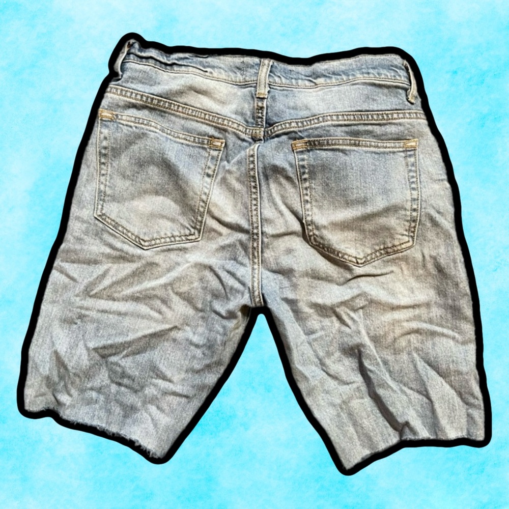 π Cool distressed denim shorts - Picture 3 of 4